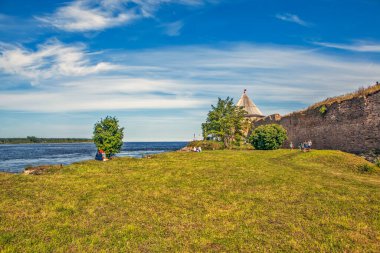 Güneşte yürüyen insanlar Oreshek Kalesi bölgesini aydınlattı