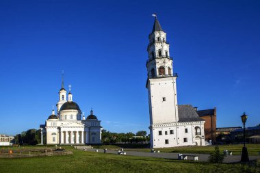 Güneş kiliseyi ve kuleyi aydınlattı, Nev 'yansk, Rusya