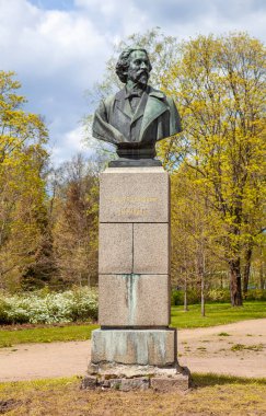 Ilya Repin anıtı park sahnesinde