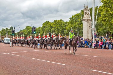 LONDRA, GREAT BRITAIN 16 AĞUSTOS 2019: Buckingham Sarayı 'nda nöbetçi değiştirme töreni..