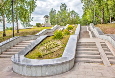 Rıhtım kenarındaki Tagil göletinde Rotunda. Kazananlar Bulvarı. Nizhni Tagil. Sverdlovsk bölgesi. Rusya