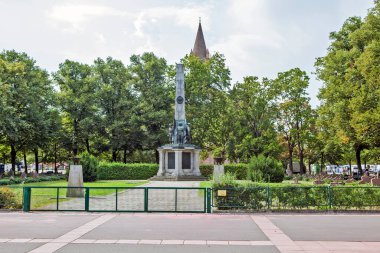 POTSDAM, GERMANY - 28 AĞUSTOS 2019: Bassinplatz Meydanı 'ndaki Sovyet askeri mezarlığının fotoğrafı.
