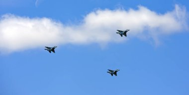 PETERSBURG, RUSSIA - 26 Temmuz 2020: Fotoğraf: Tu-142 (NATO kodlaması: Bear-F) - Sovyet ve Rus uzun menzilli anti-denizaltı uçağı (DPLS). Donanma Günü geçidi