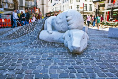 ANTWERP, BELGIUM - 5 Mayıs 2018: Nello ve Patras Antwerp Katedrali 'nin karşısındaki anıtın fotoğrafı.