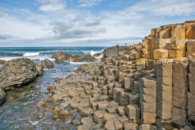 BUSHMILLS, GREAT BRITAIN 23 AĞUSTOS 2019: devlerin kaldırım fotoğrafları. 40 bin taş sütun birbirine bitişik. Geçit Sahili