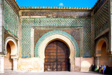 MEKNES, FOCCO - 31 Mayıs 2013: Bab al-Mansour 'un ortaçağ kapısının fotoğrafı