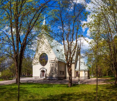 Yeşil ağaçlarla çevrili St. Mary Kilisesi, Hamina, Finlandiya