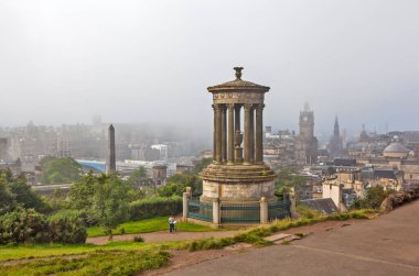 EDINBURGH, GREAT BRITAIN - 25 Ağustos 2019: Calton tepesinden ve Dugald Stewart anıtının görüntüsü