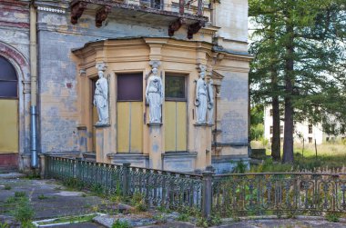 Kafes ve süvariler, Grandük Mikhail Nikolaevich 'in sarayının süsleme unsurlarıdır..