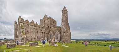 Cashel Kayası 12.-13. yüzyılda harap olmuş bir kaledir. Güney Tipperary ilçesi. İrlanda