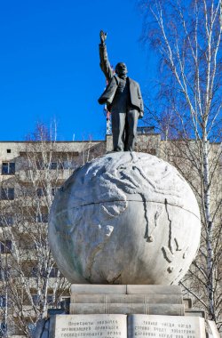 NIZHNY TAGIL, RUSSIA - 05 Mart 2020: VI 'nin ilk anıtının fotoğrafı Urallar 'dan Lenin' e. 1925 yılı..
