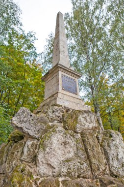 PAVLOVSK, RUSSIA - 28 EYLÜL 2019: Şehrin kuruluşunun onuruna dikilitaş fotoğrafı.