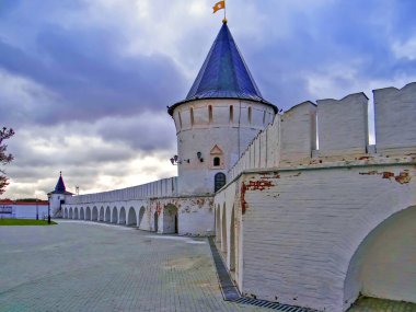 Tobolsk Kremlin ve Kutsal Üçlü 'nün Katolik Kilisesi. Tobolsk 'ta. Tyumen bölgesi. Rusya.