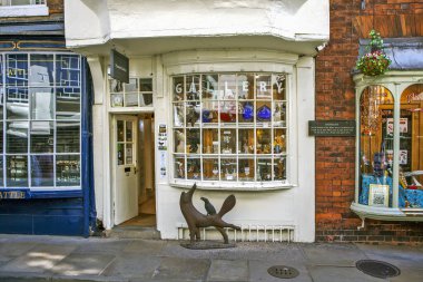 YORK, GREAT BRITAIN - 26 AĞUSTOS 2019: Piramit Galerisi 'ndeki Karga ve Tilki Fotoğrafı. Ortaçağ Sokağı Harabesi