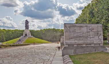 BERLİN, ALMANY - 14 AĞUSTOS 2019: Kurtarıcı Savaşçı Anıtı manzaralı Central Avenue fotoğrafı