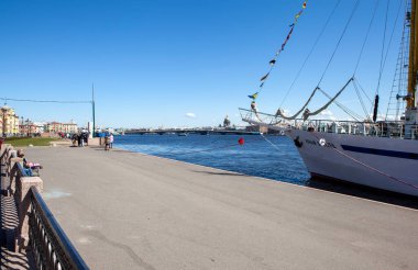 PETERSBURG, RUSSIA - 9 Mayıs 2020: fotoğraf Genç Baltık 'ın bir eğitim motoru yelkenli gemisi Teğmen Schmidt' in setinde. Zafer Günü Kutlaması