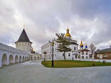 Tobolsk Kremlin ve Kutsal Üçlü 'nün Katolik Kilisesi. Tobolsk 'ta. Tyumen bölgesi. Rusya.