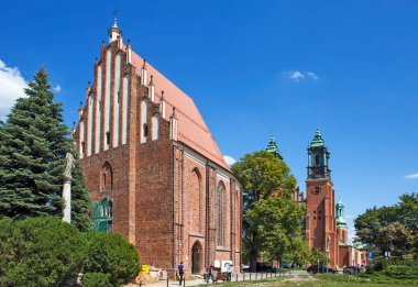 POZNAN, POLAND - 13 Ağustos 2019: Tumsky Adası 'ndaki Aziz Peter ve Paul Katedrali' nin Fotoğrafı