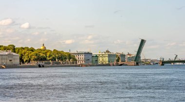 St. Petersburg, Rusya 'da yükselen köprüyle güneşli sahne