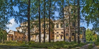 PETERHOF, RUSSIA - 19 Eylül 2019: Büyük Dük Mikhail Nikolaevich 'in Sarayı' nın Fotoğrafı. Malikane Mikhailovka. Peterhof..