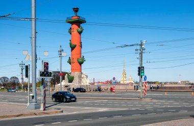 St. PETERSBURG, RUSSIA - 9 Mayıs 2020: Vasilyevsky Adası okunun şehir sembolleri manzaralı fotoğrafı - kürsüsel sütun ve Peter ve Paul Kalesi