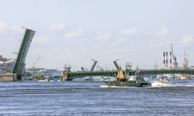 PETERSBURG, RUSSIA - 25 Temmuz 2019 Neva nehri üzerindeki gemilerin fotoğrafı. Donanma Günü geçit töreninin son provası.