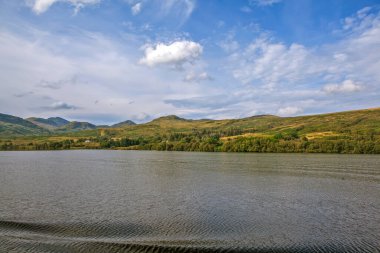 Catherine Gölü üzerindeki yeşil tepelerin panoramik görüntüsü. Sterling. İskoçya. Birleşik Krallık