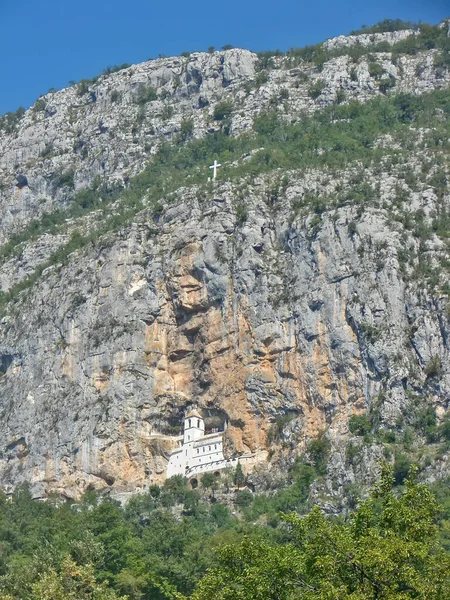 Vista Mosteiro Superior Ostrog Esculpido Rocha Vvedenskaya Igreja Danilovgrad Montenegro — Fotografia de Stock