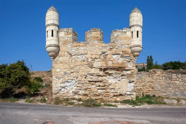 Blick Auf Die Ruinen Einer Alten Festung Aus Weißem Backstein — Stockfoto