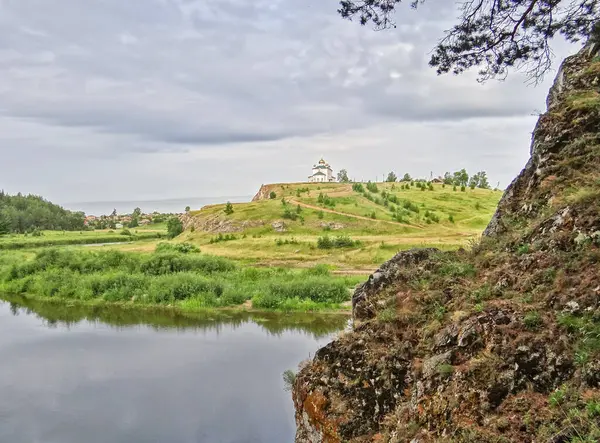 Liten Kyrka Kullen Över Floden Aramashevo Ryssland — Stockfoto