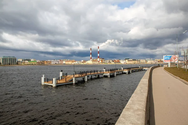 ロシアのペテルスブルグ発 エイプリル社2020年18日 Maloohtinskaya堤防のクルーズ船用の新しい川桟橋の写真 — ストック写真