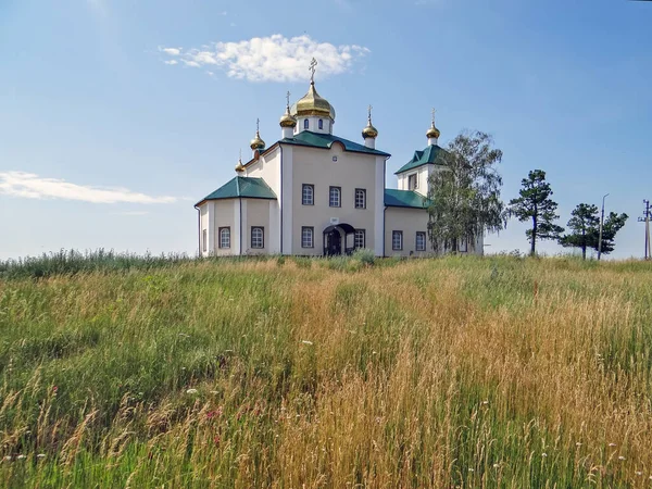 Kleine Kerk Heuveltop Met Bewolkte Lucht Aramashevo Rusland — Stockfoto