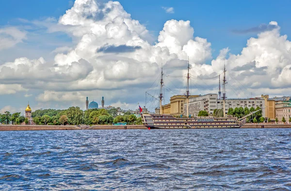 Newa Petrowskaja Ufer Dreifaltigkeitskirche Fregatte Gnade Sankt Petersburg 2016 — Stockfoto