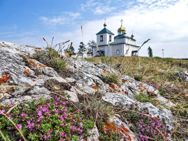 Wildblumen Auf Felsen Und Kleine Kirche Aramashevo Russland — Stockfoto