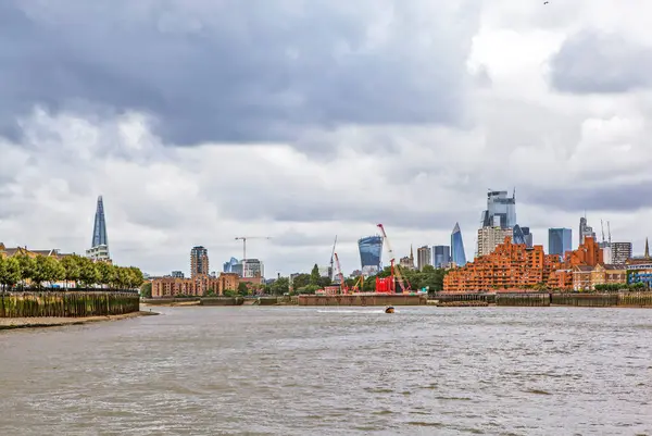 ロンドン グレートブリテン島 8月17 2019 水から現代の住宅街の写真 — ストック写真