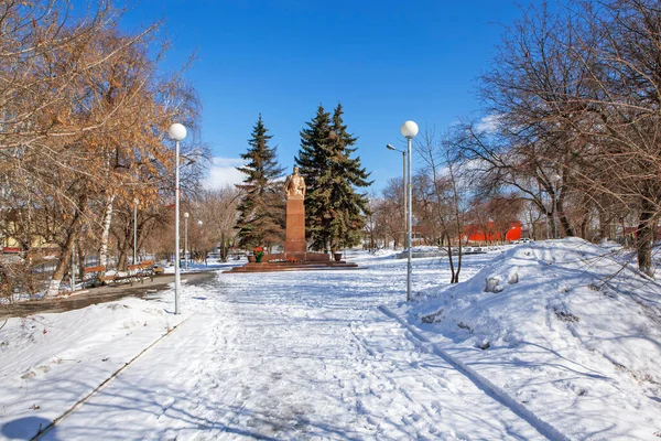 Soleil Allumé Nikolai Kuznetsov Monument Dans Parc Hiver Talitsa Russie — Photo