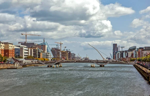 デュブリン アイルランド 8月19 2019 サミュエル ベケット橋の写真 リフィー川を渡るケーブル滞在の橋 — ストック写真