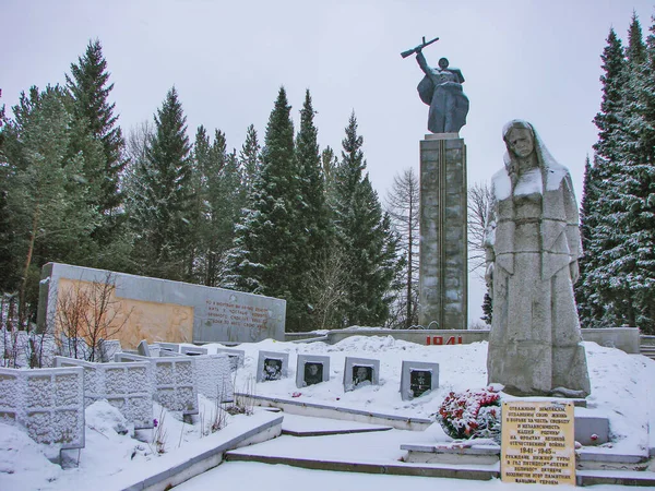 Nizhnyaya Tura Rusia Abril 2012 Foto Del Monumento Victoria Llorando — Foto de Stock