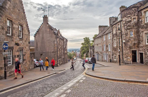 Mensen Straat Met Oude Stenen Gebouwen Sterling Schotland Verenigd Koninkrijk — Stockfoto