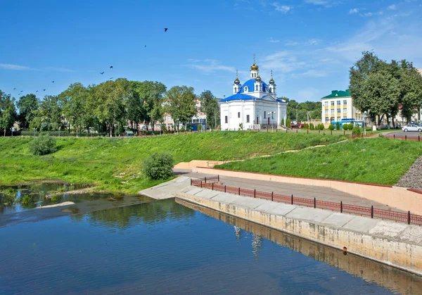 Orsha Belarus 2019年8月12日 聖母マリアの降誕教会を望むオルシッサ川の堤防の写真 — ストック写真