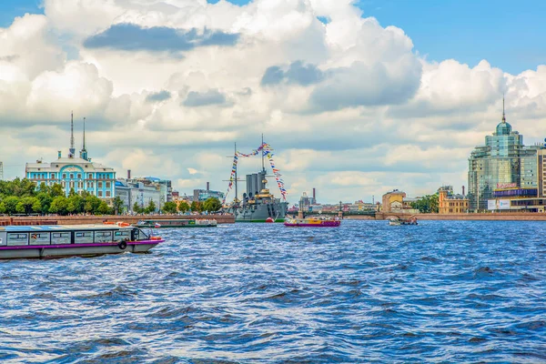 巡洋艦 オーロラ とナヒモフ海軍学校 サンクトペテルブルク ロシア — ストック写真