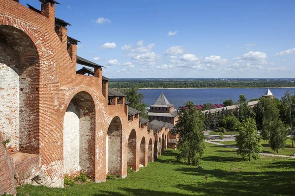 俄罗斯河畔尼兹尼诺夫哥罗德克里姆林宫的高瞻远瞩 — 图库照片