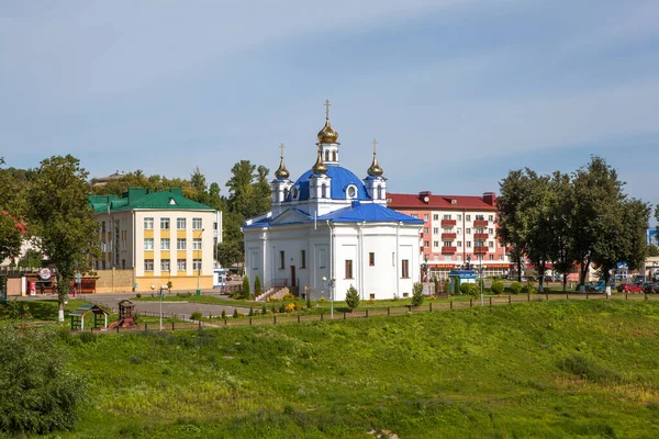 Orsha Belarus 2019年8月12日 聖母マリアの降誕教会を望むオルシッサ川の堤防の写真 — ストック写真