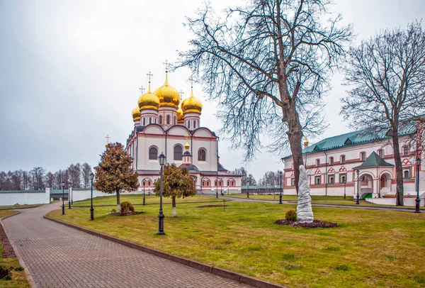 Katedralen Iversky Kloster Med Grön Gräsmatta Och Träd Valdai Ryssland — Stockfoto