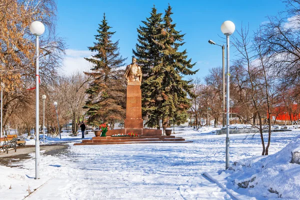 Güneş Nikolai Kuznetsov Anıtını Kış Parkında Talitsa Rusya Aydınlattı — Stok fotoğraf
