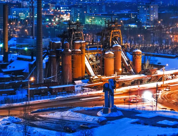 Karlı Nizhny Tagil Sahnesi Fabrika Boruları Gece Aydınlandı — Stok fotoğraf