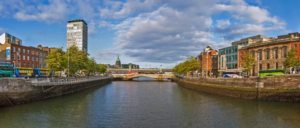 Dublin Ireland 2019年8月19日 リフィー川とスタイコワ橋の写真 — ストック写真