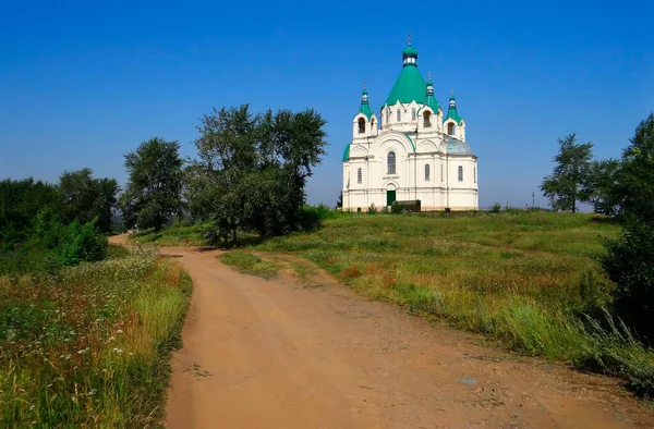 Grusväg Grönska Och Liten Kyrka Med Blå Himmel Aramashevo Ryssland — Stockfoto