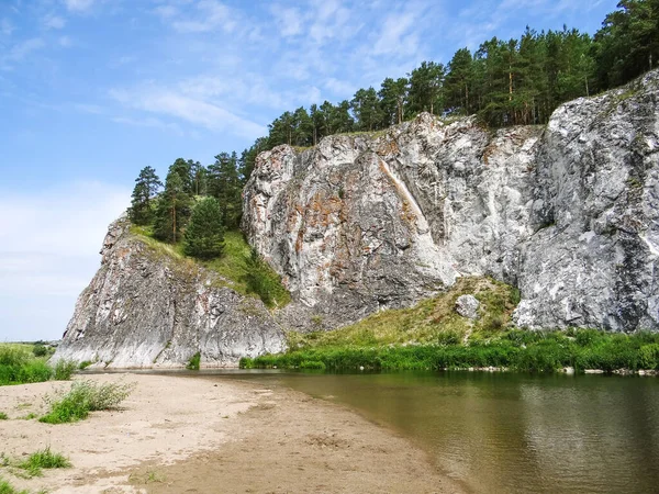Güneş Shaytan Kayalarını Nehirlerini Yeşillikle Aydınlattı Aramashevo Rusya — Stok fotoğraf