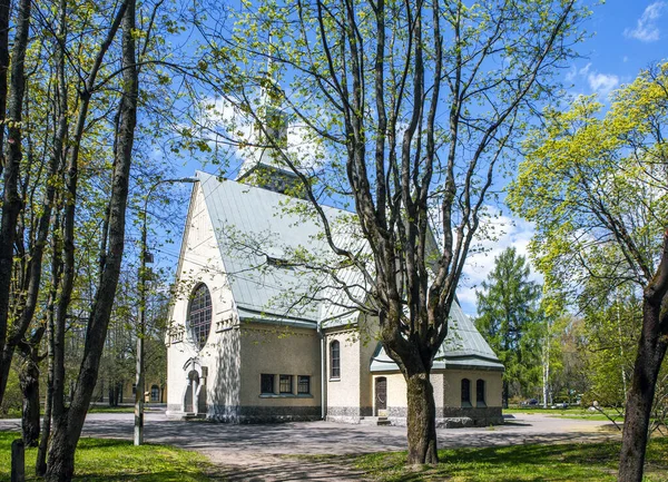 Kościół Mariacki Otoczony Zielonymi Drzewami Hamina Finlandia — Zdjęcie stockowe